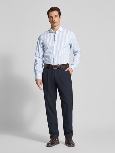 Männermodel trägt Slim Fit Business-Hemd mit Kentkraag van ETERNA, puur katoen, knoopsluiting, met lange mouwen, sportmanchet, effen design, ruglengte 80 cm, schouderbreedte 45 cm, mouwlengte 67 cm, lichtblauw met witte strepen, donkerblauwe broek, Ganzkörperansicht von vorne.