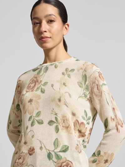 Frauenmodel trägt Strickpullover aus Leinen-Mix mit Viskose-Anteil von Jake*s Collection, florales Muster, Rundhalsausschnitt, Nahaufnahme Oberkörper.