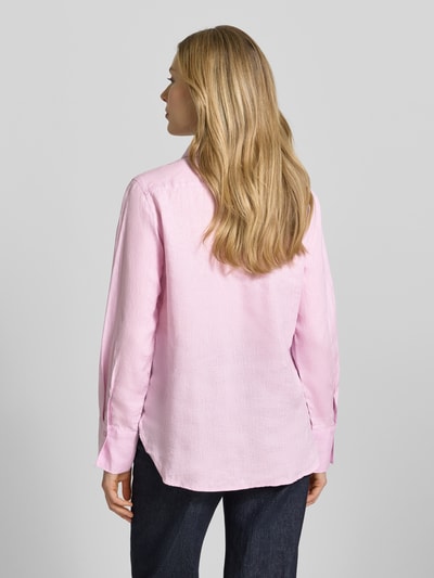 Frauenmodel trägt Regular Fit Leinenbluse mit verdeckter Knopfleiste von Mango in Rosa, reine Leinen, Modell SAMARA, Rückenlänge 68 cm, Ärmellänge 62 cm, Ganzkörperansicht Rückansicht.
