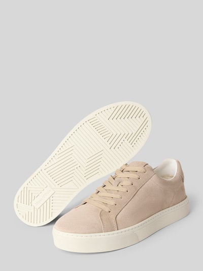 Produktfoto, Low Top Sneaker aus reinem Rindsleder von Marc O'Polo in Beige, flache strukturierte Sohle, runde Schuhspitze, Veloursleder-Optik