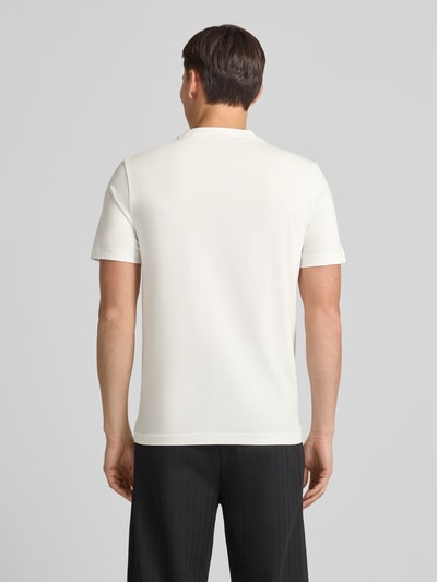 Männermodel trägt Regular Fit T-Shirt aus reiner Baumwolle Modell 'DANOTIE' von HUGO in Unifarbe, Rundhals, Ganzkörperansicht Rückansicht.