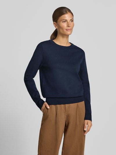 Frauenmodel trägt Regular Fit Pullover aus Viskose-Mix Modell 'LT NOVEMBER' von Betty Barclay, dunkelblau, schlichte Textur, Ganzkörperansicht von vorne, Damen Pullover von Betty Barclay.