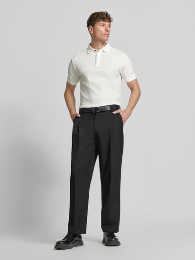 Männermodel trägt weißes Slim Fit Poloshirt mit Strukturmuster von Emporio Armani aus Baumwolle, verdeckte Knopfleiste, Ganzkörperansicht von vorne