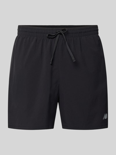 Produktfoto, czarne Shorts mit elastischem Bund und Logo von New Balance, krój regular fit, sznurek w talii, Szerokość w rozmiarze M: 39 cm, długość wewnętrzna nogawki: 12 cm, jednokolorowy materiał, widoczne logo
