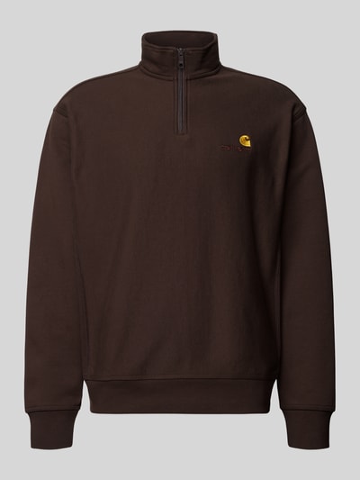 Produktfoto, Sweatshirt mit Label-Stitching von Carhartt Work In Progress aus dunkelbraunem Baumwoll-Mix, Stehkragen, kurzer Reißverschluss, gerippte Abschlüsse, lockerer Schnitt