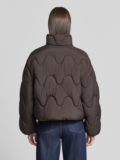 Frauenmodel trägt kurtka pikowana Loose Fit Steppjacke mit Stehkragen von Jake*s Casual, jednokolorowy, długi rękaw, wpuszczane kieszenie, tunel, stójka, zamek błyskawiczny, dłuższy tył, widoczne pikowanie, materiał matowy, całkowity widok z tyłu
