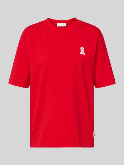 Produktfoto, intensywnie czerwone Loose Fit T-Shirt aus reiner Baumwolle Modell 'ICONIC A TARJAA' von Armedangels, jednolita faktura, krótki rękaw, okrągły dekolt, logo na piersi, materiał prążkowany, wykonany z czystej bawełny