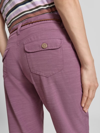 Frauenmodel trägt Bermudas mit Gürtel und Eingrifftaschen von G.I.G.A. DX, Baumwoll-Mix mit Stretch-Anteil, Körpernaher-Schnitt, Nahaufnahme Rückansicht.
