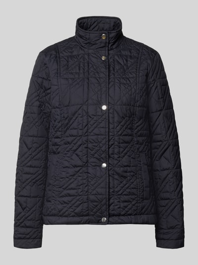 Produktfoto, Steppjacke mit Stehkragen und Eingrifftaschen von Fuchs Schmitt in Schwarz, Regular Fit, sichtbare Knopfleiste, gestepptes Muster, Rückenlänge bei Größe 36: 64 cm, Schulterbreite: 43 cm, Brustweite: 49 cm, Ärmellänge: 65 cm.