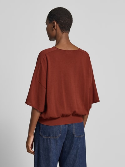 Frauenmodel trägt Strickshirt mit Rundhalsausschnitt Modell 'DILARY' von Drykorn in Braun, Reine Baumwolle, Regular-Fit, Ganzkörperansicht Rückansicht. Rückenlänge bei Größe S: 53 cm, Ärmellänge bei Größe S: 17 cm.