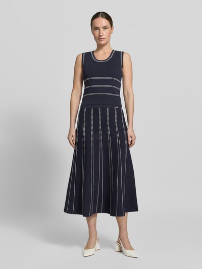 Frauenmodel trägt Stricktop aus Viskose-Mix mit Rundhalsausschnitt von Liu Jo White, Slim-Fit, Stitchings, Rückenlänge bei Größe S: 47 cm, dunkelblauer Ton, Streifenmuster, Strukturstrick, Ganzkörperansicht von vorne.
