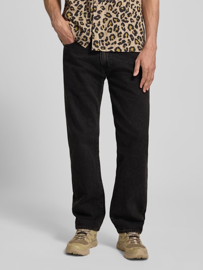 Męski model nosi Straight Leg Jeans aus reiner Baumwolle Modell '555®' od Levi's®, ciemnoniebieski denim, jeansy z prostymi nogawkami, styl casual, Ganzkörperansicht von vorne.