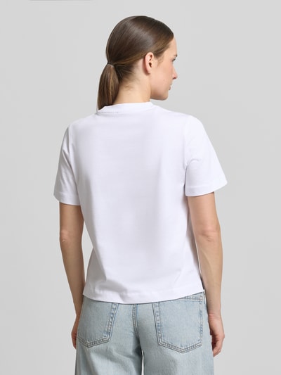 Frauenmodel trägt T-Shirt mit Motiv-Print Modell 'FIORE' von Stefanel, reine Baumwolle, weiß, gerader Schnitt, Nahaufnahme Rückansicht.