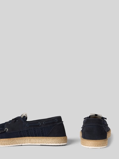 Produktfoto, Bootsschuhe mit Label-Detail von BULLBOXER in Dunkelblau, abgerundete Form, Schnürverschluss, strukturierte Sohle, Absatzhöhe 2 cm, Schafthöhe 7 cm, Schaftweite 11 cm, Kontrastsohle mit Strukturmuster.