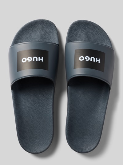 Produktfoto, Badeschuhe mit Logo-Print Modell 'TIMEIN_SLID_PH' von HUGO in Two-Tone-Optik mit runder Schuhspitze und flachem Absatz