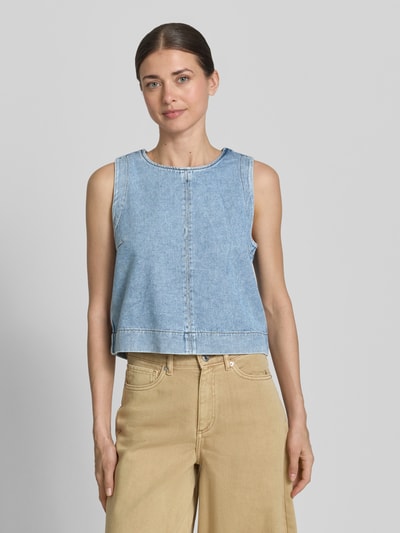 Frauenmodel trägt Blusentop in Denim-Optik mit Rundhalsausschnitt von Jake*s Casual aus Reine Baumwolle, Regular-Fit, Ganzkörperansicht von vorne.