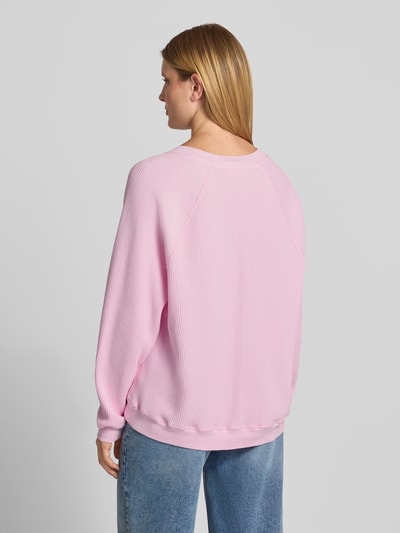 Vrouwenmodel draagt sweatshirt met structuurpatroon van puur katoen, relaxed fit, Model 'USCOW' van American Vintage, ruglengte maat XS/S 64 cm, ronde hals, ganzichaamsaanzicht achteraan