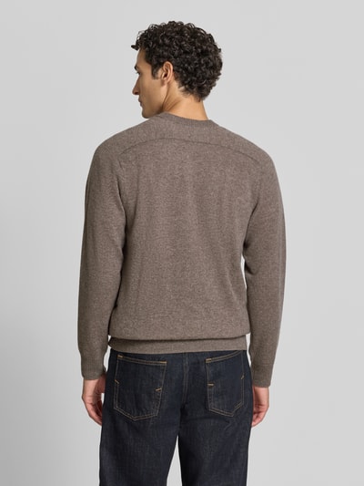 Männermodel trägt Regular Fit Strickpullover aus reinem Kaschmir von FTC Cashmere, braun, gerippte Abschlüsse, Ganzkörperansicht Rückansicht.