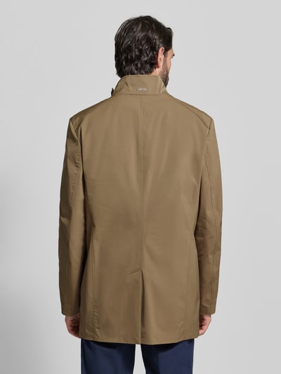Männermodel trägt Mantel mit durchgehender Knopfleiste von CINQUE in Beige, gerade Passform, Stehkragen, Eingrifftaschen, Ganzkörperansicht Rückansicht.