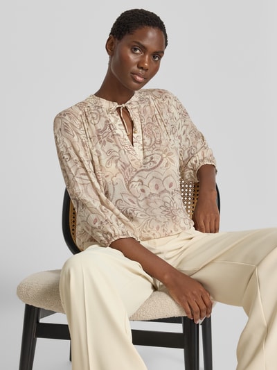 Frauenmodel trägt Regular Fit Bluse aus Viskose mit Schnürung und 3/4-Arm von Jake*s Collection in Creme mit Allover-Muster, Nahaufnahme Oberkörper.