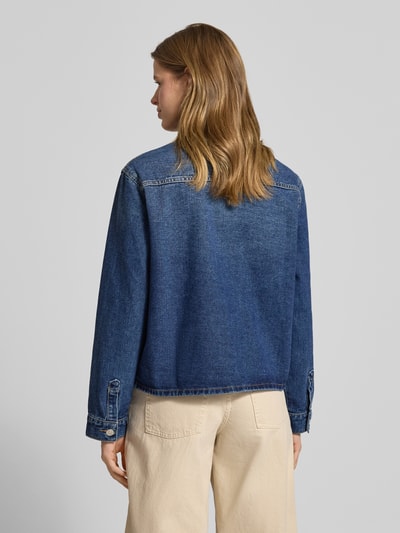 Frauenmodel trägt Oversized Jeansjacke aus Baumwoll-Mix Modell 'CASSIE' von ONLY, Optik: Unifarben, Materialverarbeitung: Denim, Cord, Ganzkörperansicht Rückansicht.