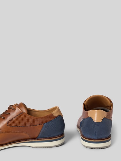 Produktfoto, Derby aus Leder mit Schnürung von BULLBOXER, braun-blau, abgerundete Spitze, Absatz 3 cm, Detailansicht Struktur und Label.
