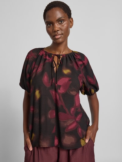 Vrouwenmodel draagt Regular Fit Bluse aus Viskose-Mix mit Schlüsselloch-Ausschnitt van zero, bloemen all-over print, sierstrik, met korte mouwen, viscosemix, ruglengte maat 36: 57 cm, mouwlengte maat 36: 23 cm, vooraanzicht bovenlichaam close-up.
