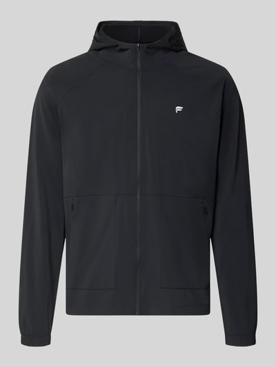 Produktfoto, zwarte Trainingsjacke met Kapuze Modell 'THE ONE JACKET' van Fabletics, losvallende fit, reflecterend logo, elastische mix, zichtbare rits en zakken
