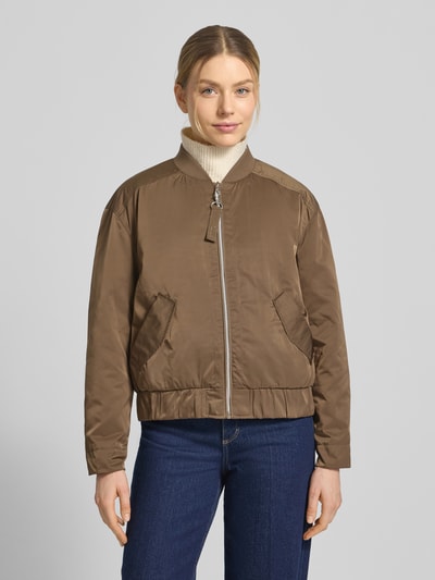 Frauenmodel trägt Jacke mit Pattentaschen Modell 'CIBLOUMINA' von CINQUE in Braun, Regular Fit, Stehkragen, Reißverschluss, Ganzkörperansicht von vorne
