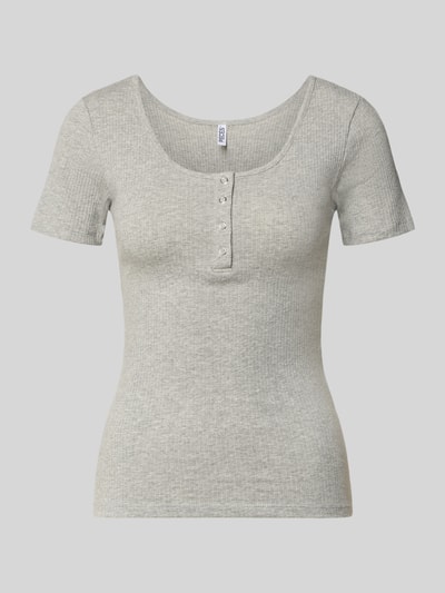 Produktfoto, Slim Fit T-Shirt aus Baumwoll-Mix Modell 'KITTE' von Pieces in hellgrau, kurzarm, U-Boot-Ausschnitt, Rippstruktur, unifarben