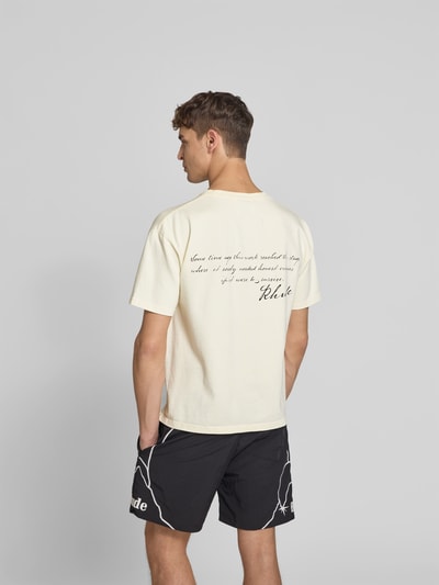 Männermodel trägt Regular Fit T-Shirt mit Motiv-Print von RHUDE in Creme, reine Baumwolle, Rundhalsausschnitt, Rückenansicht, Ganzkörperansicht Rückansicht.