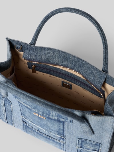 Produktfoto, Tote Bag mit Viskose-Anteil Modell 'Jodi' von Guess aus Denim-Optik mit Logo-Detail, Hauptfach mit Reißverschluss, Material-Mix, Breite 34 cm, Länge 24 cm, Tiefe 11 cm, Länge Schulterriemen 110 cm, Innenfutter gemustert