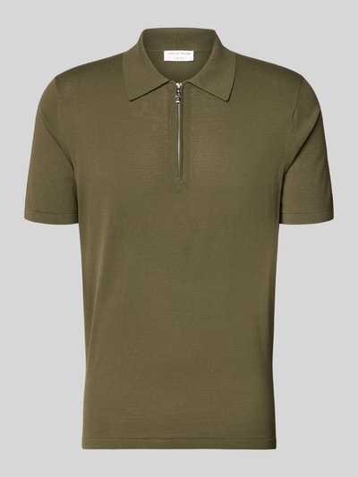 Produktfoto, Regular Fit Poloshirt mit kurzem Reißverschluss Modell 'ORBIT' von Tiger Of Sweden aus bawełna, kołnierzyk polo, krój regular fit, długość tyłu w rozmiarze M: 68 cm, kolor oliwkowy, gładka tekstura, prosty fason