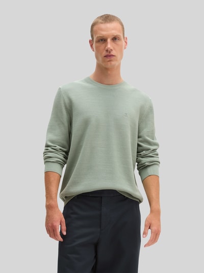 Männermodel trägt Regular Fit Pullover aus reiner Baumwolle von Marc O'Polo in hellem Grün, glatte Textur, Ganzkörperansicht von vorne. Herren Pullover von Marc O'Polo