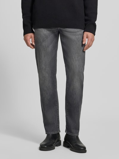 Männermodel trägt Relaxed Fit Jeans aus Baumwoll-Mix Modell 'Clint' von Brax, Herren Wide & Loose fit jeans, Ganzkörperansicht von vorne
