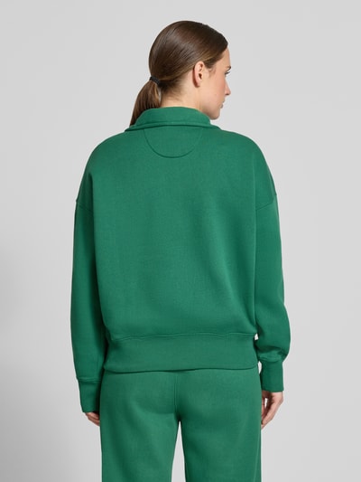 Kobiece modelka nosi zielony Regular Fit Pullover aus Baumwoll-Mix od Polo Ralph Lauren, gładka tekstura, Ganzkörperansicht Rückansicht