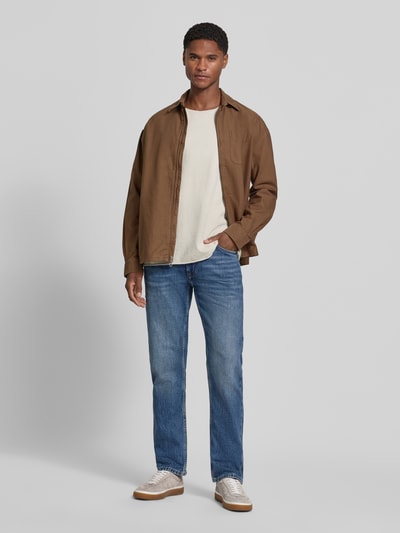 Männermodel trägt Straight Fit Jeans aus Baumwoll-Mix Modell 'Bonito' von s.Oliver RED LABEL, blaue Denimfarbe, Ganzkörperansicht von vorne.