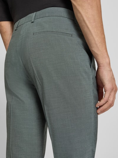 Männermodel trägt graue Regular Fit Anzughose mit Viskose-Anteil Modell 'S PURE' von s.Oliver BLACK LABEL, Ganzkörperansicht Rückansicht. Anzughose für Herren.