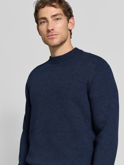 Männermodel trägt dunkelblauen Regular Fit Pullover aus Viskose-Mix Modell 'MATTI' von Jake*s Studio Men, Nahaufnahme Oberkörper.