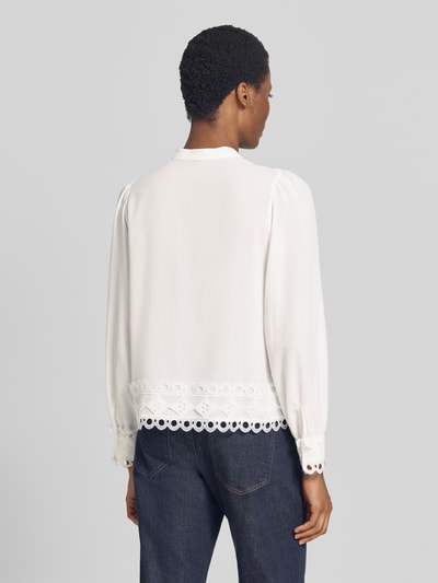 Frauenmodel trägt Bluse mit Viskose-Anteil von MORE & MORE in Weiß mit Spitzenbesatz und Knopfleiste, taillierte Passform, Ganzkörperansicht Rückansicht. Damen Bluse, Material-Mix, Rückenlänge 60 cm, Ärmellänge 67 cm.