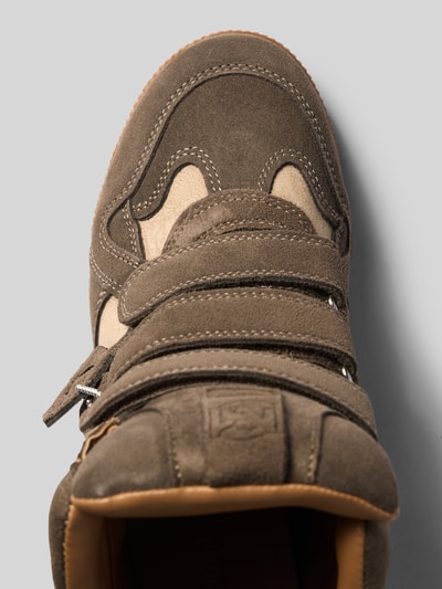Produktfoto, Sneaker aus Leder-Mix Modell 'Mavis' von Steve Madden in Braun-Beige, Klettverschluss, abgerundete Passform, Detailaufnahme, Damen Sneaker, Keilabsatz, Kontext: Absatzhöhe 2 cm, Schafthöhe 17 cm, Schaftweite 8 cm