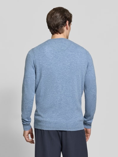 Männermodel trägt Regular Fit Strickpullover aus Baumwoll-Mix mit Kaschmir-Anteil von Fynch-Hatton, hellblau, Rückenansicht, Ganzkörperansicht Rückansicht. Rückenlänge 67 cm, Ärmellänge 68 cm, V-Ausschnitt, elastische Abschlüsse, weiche Textur.