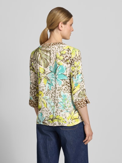 Frauenmodel trägt Regular Fit Bluse aus Viskose mit 3/4-Arm von Betty Barclay im Allover-Look mit bunten Blumen und Leomuster, Rückenansicht, Kontext: Damen Bluse, reine Viskose, V-Ausschnitt, Rückenlänge 62 cm, Ärmellänge 45 cm bei Größe 36.