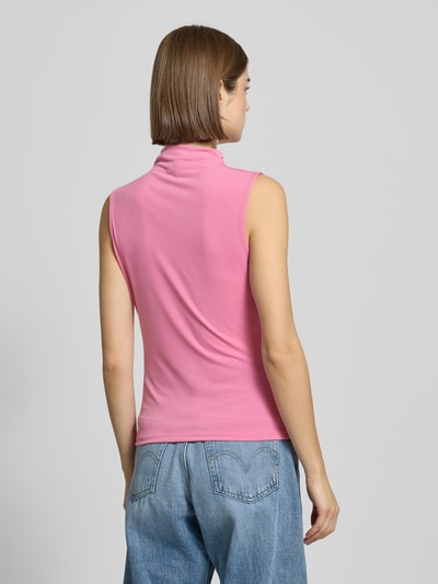Frauenmodel trägt Shaped Fit Shirt ohne Ärmel Modell 'MADISON' von Pieces in Unifarbe Pink, hochgeschlossen, Ganzkörperansicht Rückansicht.