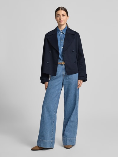 Frauenmodel trägt Kurzmantel mit Reverskragen und Eingrifftaschen von Stefanel, dunkelblau, Material-Mix mit Leinen, Ganzkörperansicht von vorne.