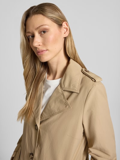 Frauenmodel trägt Regular Fit Jacke mit Reverskragen von Christian Berg Woman Selection, Material-Mix mit Baumwoll-Anteil, Nahaufnahme Oberkörper.