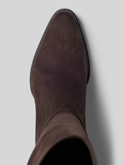 Produktfoto, Stiefel mit Label-Detail von MICHAEL Michael Kors, brauner hoher Schaft, seitlicher Reißverschluss, glatte Sohle, abgerundete Form, Kontext: Damen Stiefel, Blockabsatz 4 cm, Schafthöhe 47 cm, Schaftweite 19 cm.
