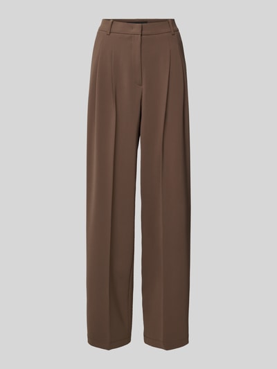 Produktfoto, braune Wide Fit Stoffhose mit Bügelfalten und Gesäßtaschen, Modell 'Emilie' von Cambio, glatte Textur, Studioaufnahme
