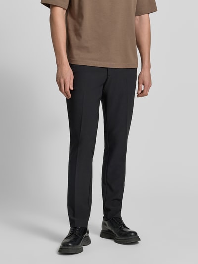 Męski model nosi Straight Fit Stoffhose mit Bügelfalten von MCNEAL, elastyczna mieszanka materiałów, kanty, wpuszczane kieszenie, czarny kolor, zapięcie na guzik i zamek błyskawiczny, szerokość w rozmiarze 50: 43 cm, długość wewnętrzna nogawki: 70 cm, widok z przodu do kolan.
