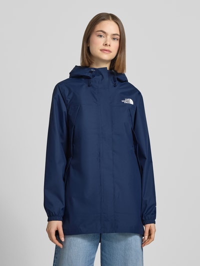 Modelka kobieca nosi Regular Fit Parka mit Logo-Print Modell 'Antora' od The North Face, granatowy, kaptur z troczkiem, kieszenie, elastyczne mankiety, długość tyłu 74 cm, szerokość w rozmiarze S 39 cm ramiona, 50 cm klatka piersiowa, rękaw 64 cm, widok całej sylwetki z przodu.
